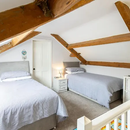 Host & - Arundel *