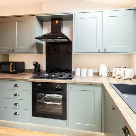 Host & - Arundel * Whitby