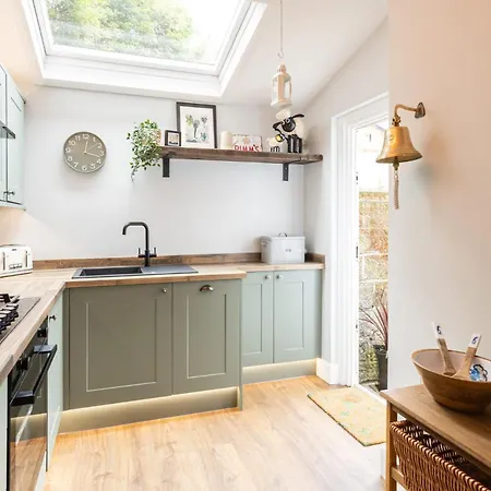 Host & - Arundel Holiday home *