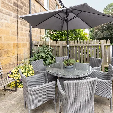 Host & - Arundel * Whitby