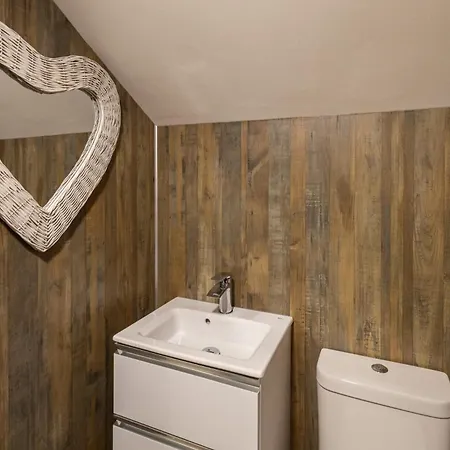 Host & - Arundel * Whitby