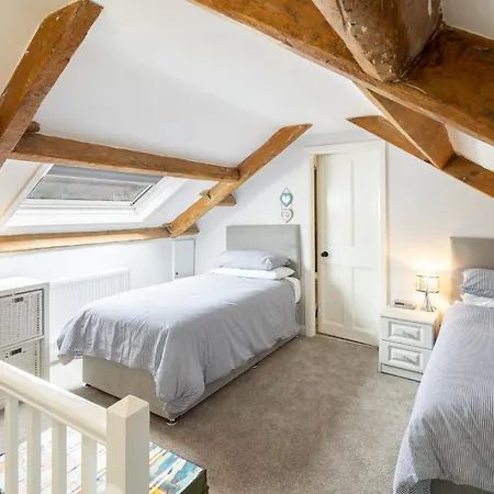 Host & - Arundel * Whitby