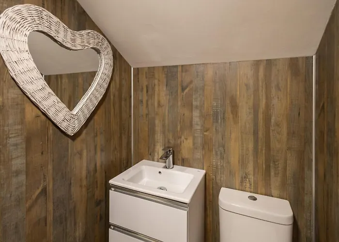 Host & - Arundel * Whitby