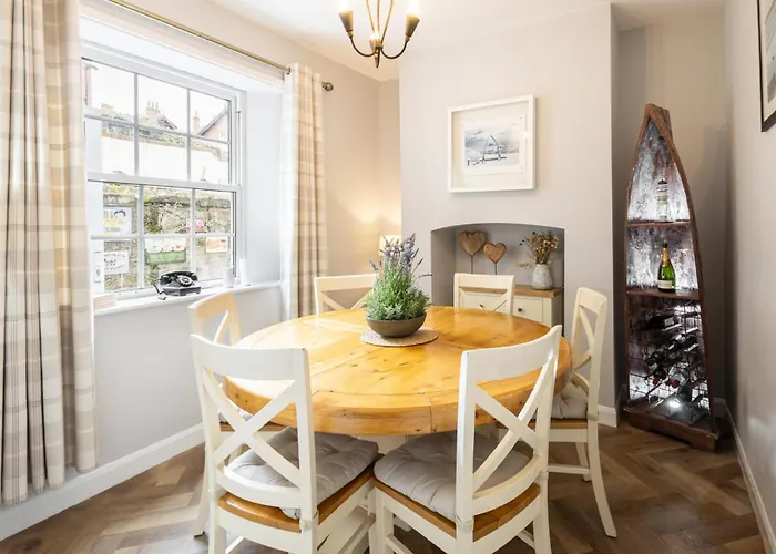 Host & - Arundel * Whitby