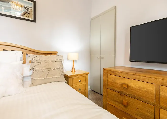 Host & - Arundel Holiday home *