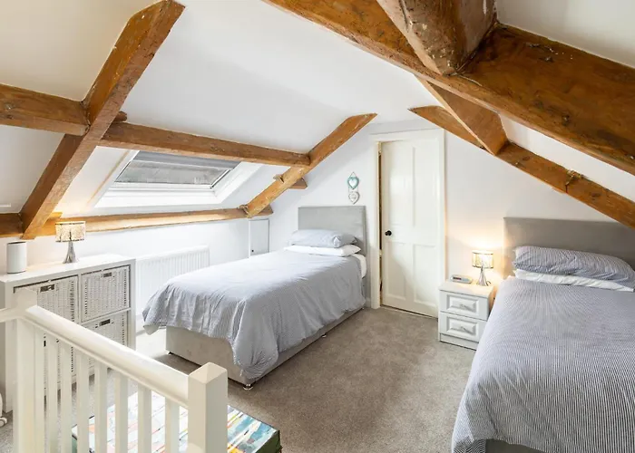 Host & - Arundel * Whitby